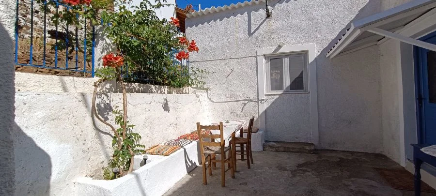 ΜΕ ΑΥΛΗ ΕΝΟΙΚΙΑΖΟΜΕΝΟ ΠΑΡΑΔΟΣΙΑΚΟ ΣΠΙΤΙ 80ΤΜ ΟΙΝΟΥΣΣΕΣ oinousses-rooms.gr