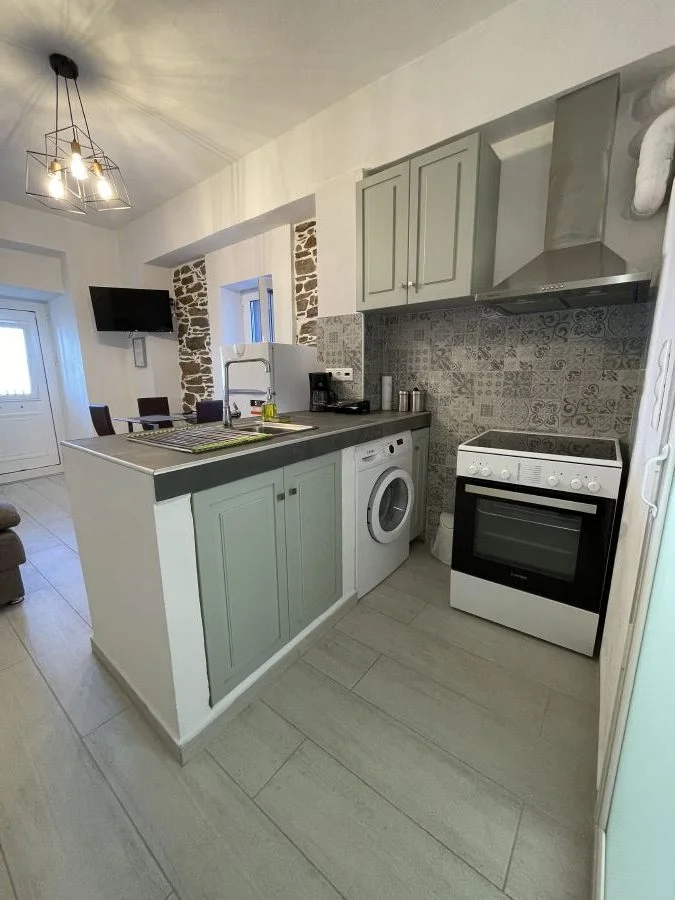 LARGE ROOM & HOUSE TO RENT OINOUSSES-ROOMS