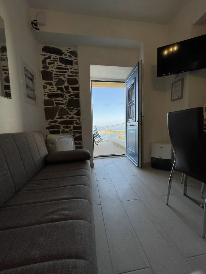 LARGE ROOM & HOUSE TO RENT OINOUSSES-ROOMS