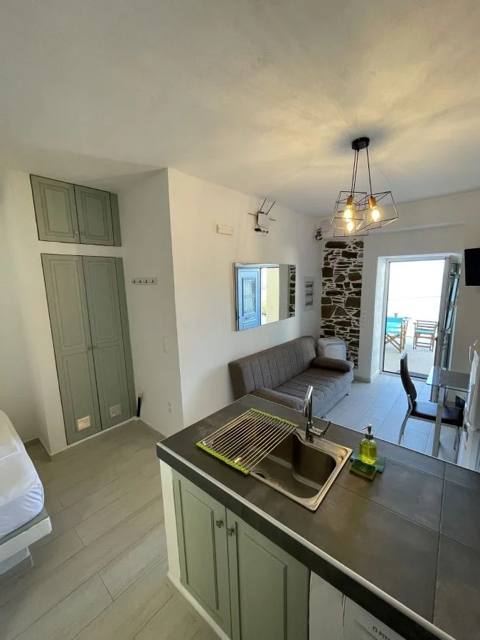 LARGE ROOM & HOUSE TO RENT OINOUSSES-ROOMS