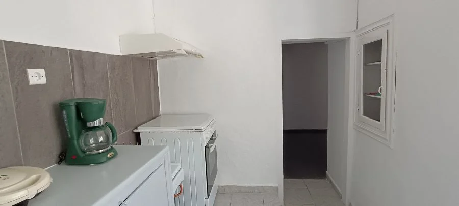 ΜΕ ΑΥΛΗ ΕΝΟΙΚΙΑΖΟΜΕΝΟ ΠΑΡΑΔΟΣΙΑΚΟ ΣΠΙΤΙ 80ΤΜ ΟΙΝΟΥΣΣΕΣ oinousses-rooms.gr_ΚΟΥΖΙΝΑ 1