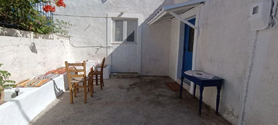 ΜΕ ΑΥΛΗ ΕΝΟΙΚΙΑΖΟΜΕΝΟ ΠΑΡΑΔΟΣΙΑΚΟ ΣΠΙΤΙ 80ΤΜ ΟΙΝΟΥΣΣΕΣ oinousses-rooms.gr