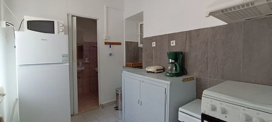 ΜΕ ΑΥΛΗ ΕΝΟΙΚΙΑΖΟΜΕΝΟ ΠΑΡΑΔΟΣΙΑΚΟ ΣΠΙΤΙ 80ΤΜ ΟΙΝΟΥΣΣΕΣ oinousses-rooms.gr_ΚΟΥΖΙΝΑ 2