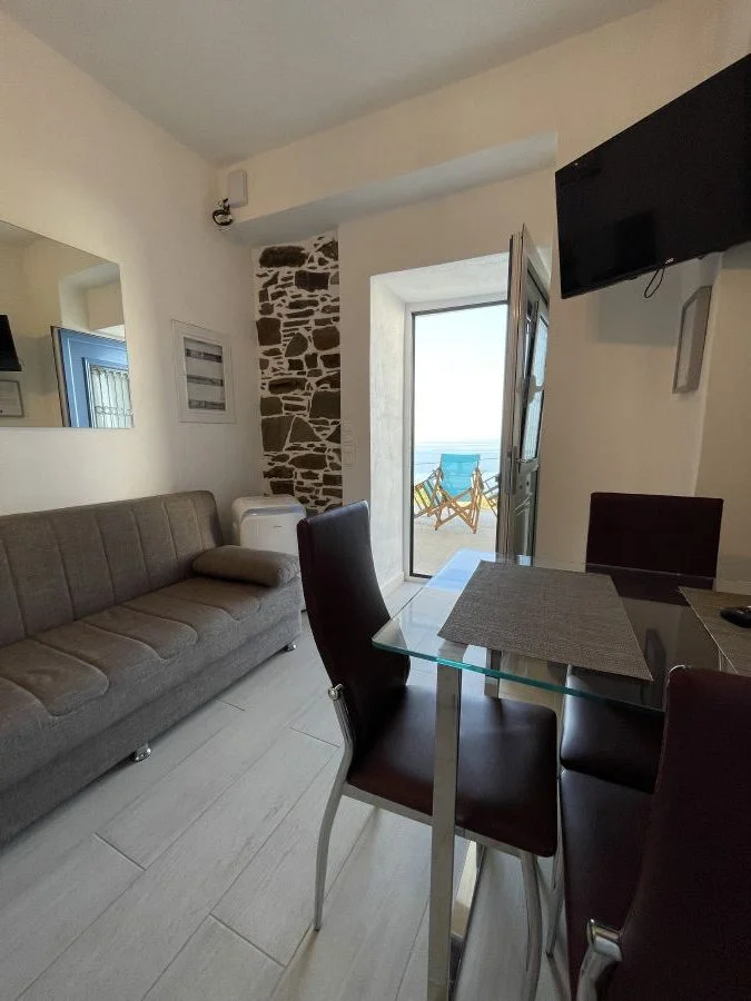LARGE ROOM & HOUSE TO RENT OINOUSSES-ROOMS