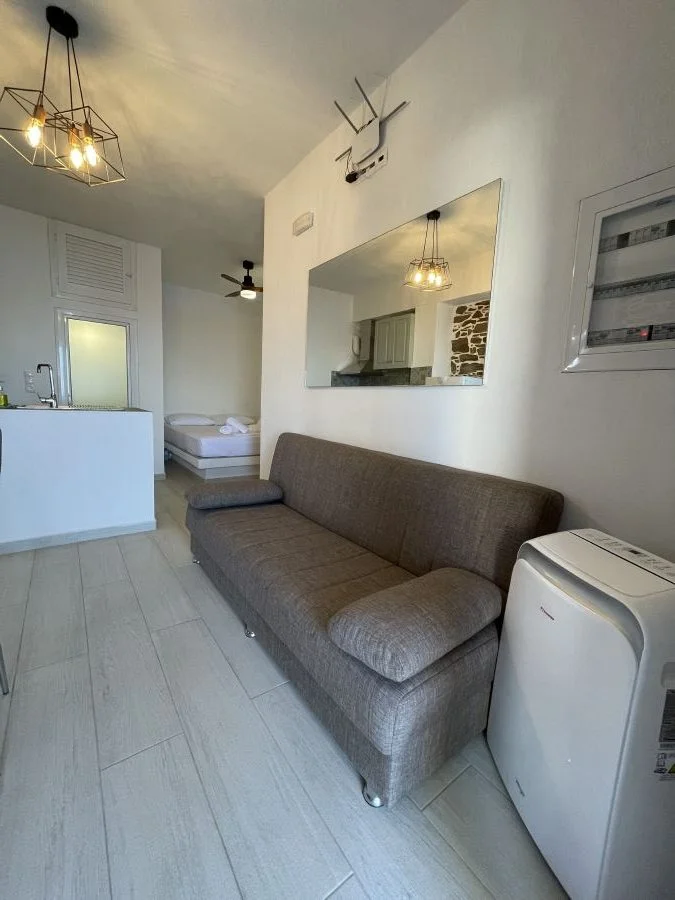 LARGE ROOM & HOUSE TO RENT OINOUSSES-ROOMS