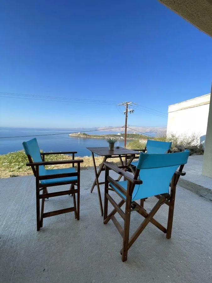 LARGE ROOM & HOUSE TO RENT OINOUSSES-ROOMS